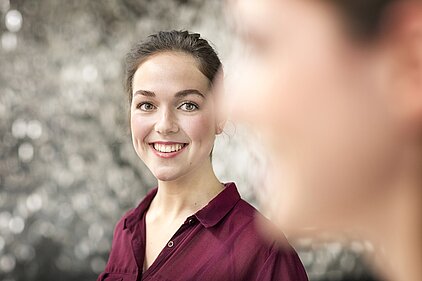 Frau dolmetscht Gespräch beim IFZ Heidelberg