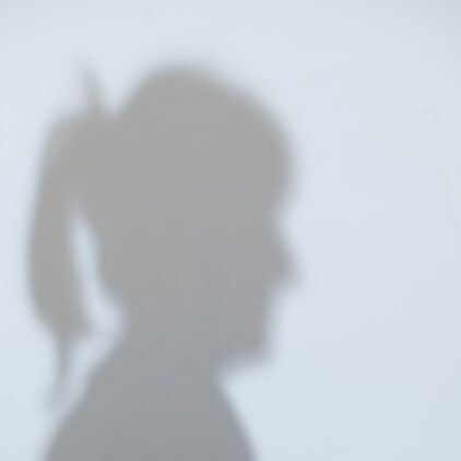 Portrait im Schatten zur Illustration der Schwangerschaftskonflikt-Beratung im IFZ Heidelberg