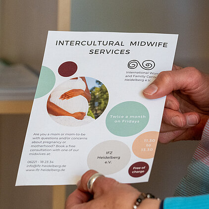 Flyer zur Interkulturellen Hebammensprechstunde beim IFZ Heidelberg