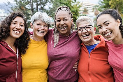 Gruppe von Frauen ganz unterschiedlicher Generationen